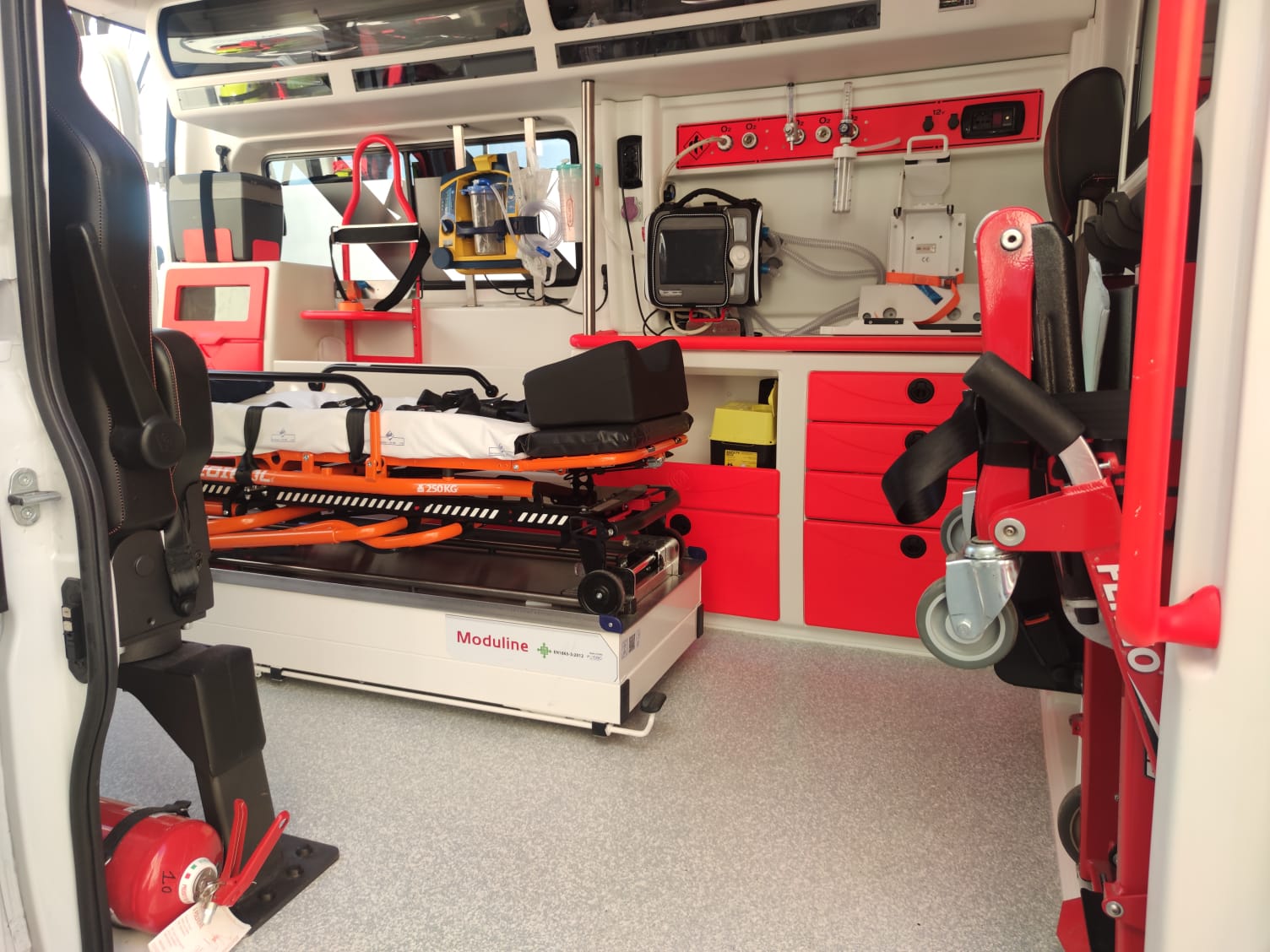 Trieste, auto sfugge al controllo sulla rampa del garage: ferito il padre del giovane alla guida